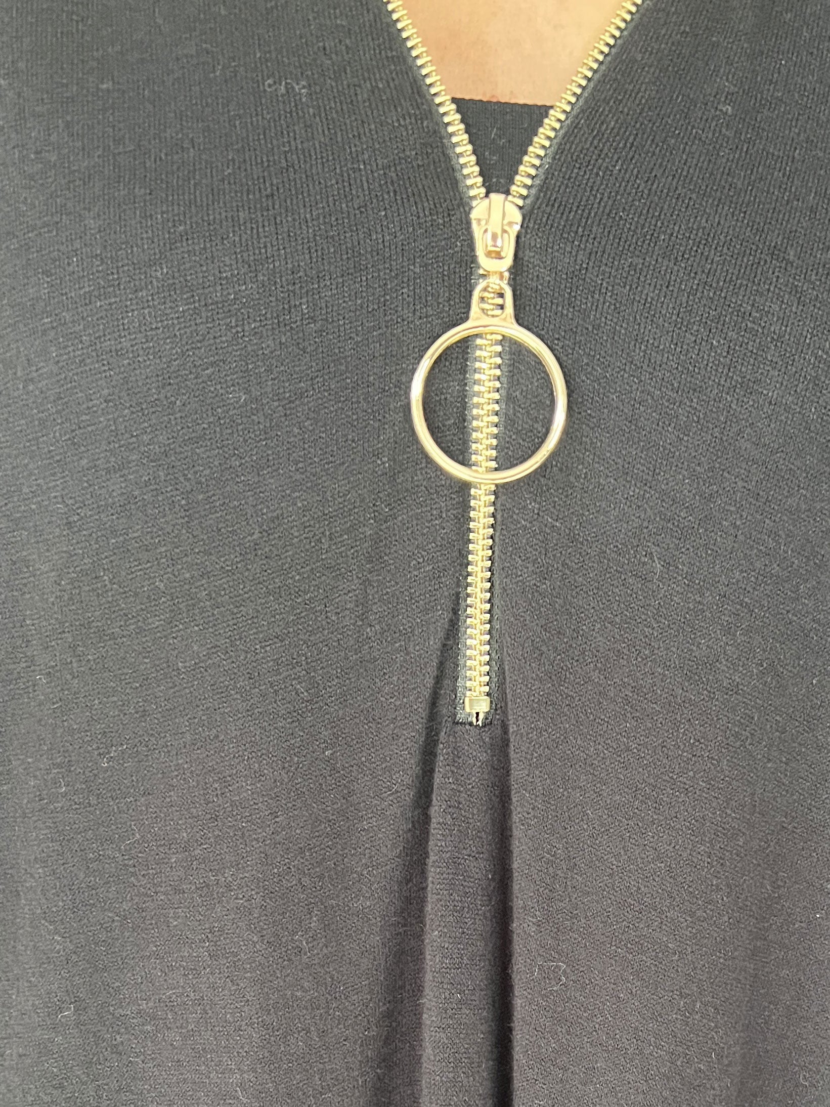 Filippa - Blød strikkjole med lynlås